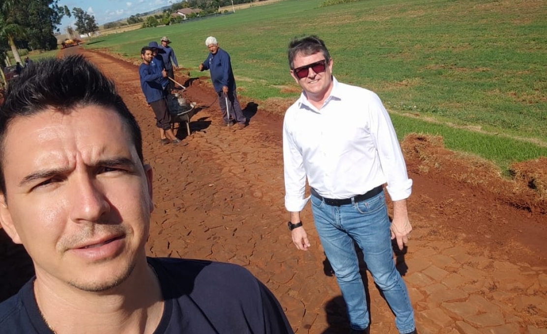 Prefeito Jair Bokorni e Vice Robinho acompanham início das obras de manutençã...